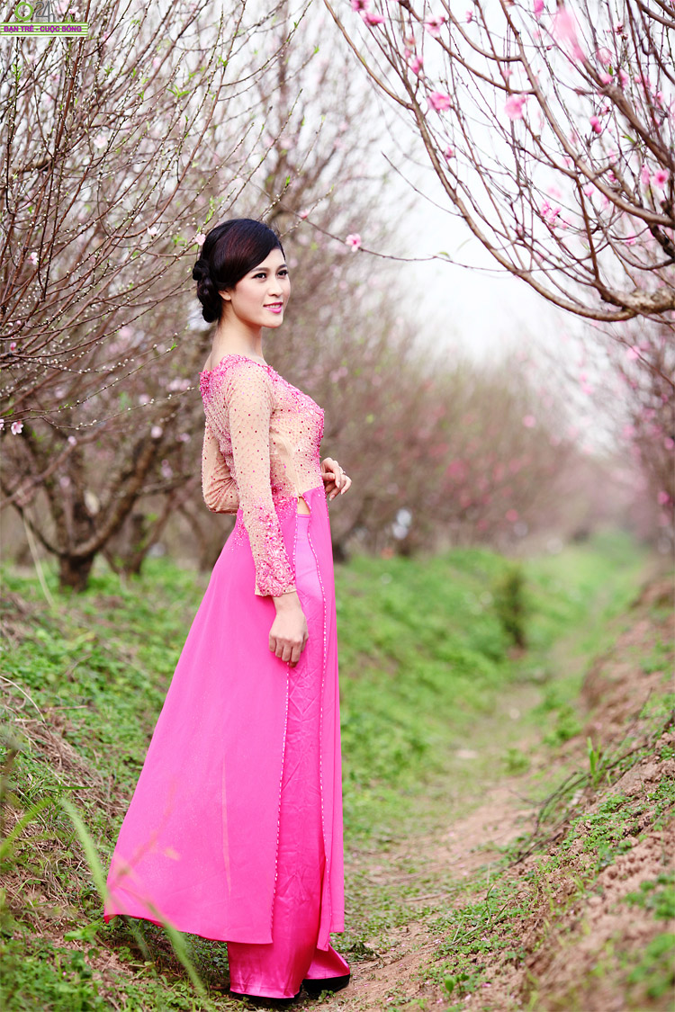 Tâm Tít khoe bờ vai trần gợi cảm

Bích Khanh quyến rũ như đóa hoa xuân
Hot girl Truyền hình dịu dàng du xuân
Miss Phương Đông khoe sắc trong gió xuân