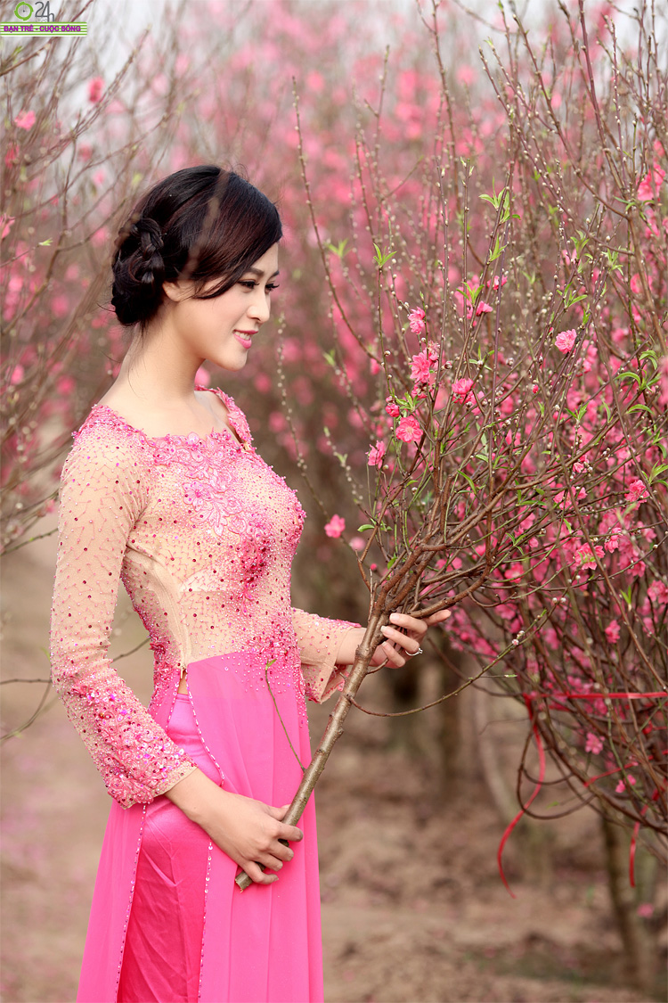 Tâm Tít khoe bờ vai trần gợi cảm

Bích Khanh quyến rũ như đóa hoa xuân
Hot girl Truyền hình dịu dàng du xuân
Miss Phương Đông khoe sắc trong gió xuân
