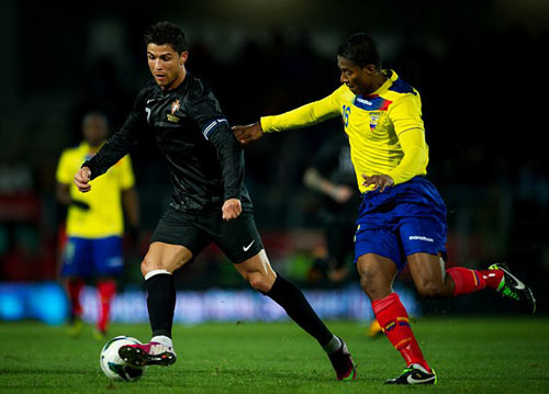 CR7 nhận bánh gato từ đồng đội - 3