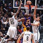 Thể thao - NBA: Kobe Bryant úp rổ &quot;xuyên tường&quot;