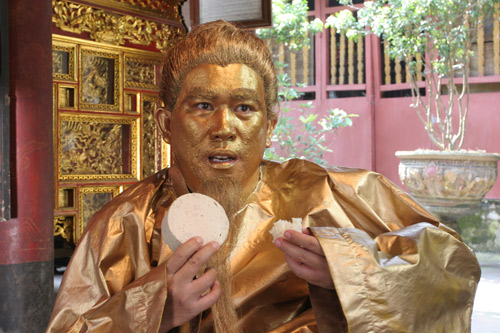 Cụ tổ hiển linh: Tiếng cười thâm thúy - 2