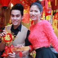 Xu hướng thời trang - Trang Trần, Thái Dũng tung tăng chợ Tết