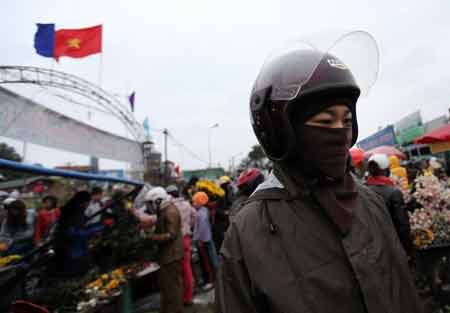 29 tết, người Hà Nội chịu rét đi mua sắm - 11
