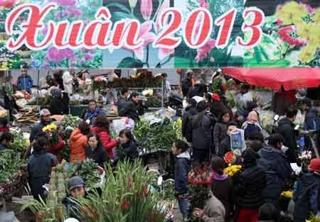 29 tết, người Hà Nội chịu rét đi mua sắm - 4