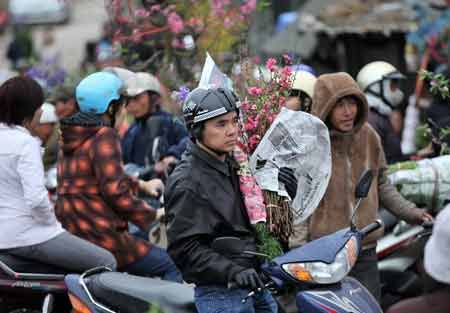 29 tết, người Hà Nội chịu rét đi mua sắm - 7