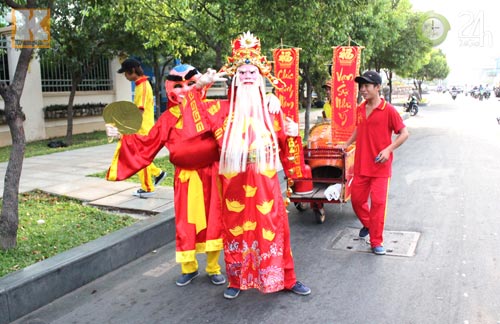 Tất bật không khí ngày tất niên - 2