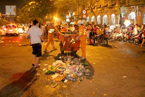 Đường phố ngập rác sau đêm giao thừa - 6