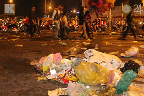 Đường phố ngập rác sau đêm giao thừa - 2