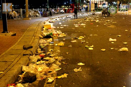 Đường phố ngập rác sau đêm giao thừa - 4