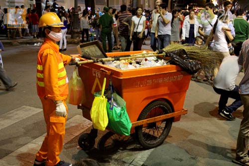 Đường phố ngập rác sau đêm giao thừa - 7