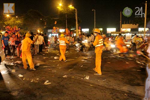 Đường phố ngập rác sau đêm giao thừa - 3