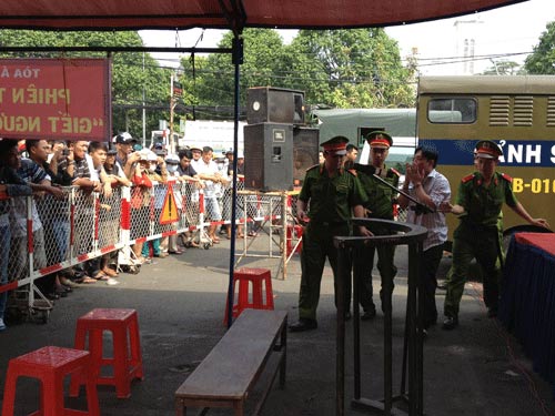 Bị cáo "tấu hài" trước vành móng ngựa - 3