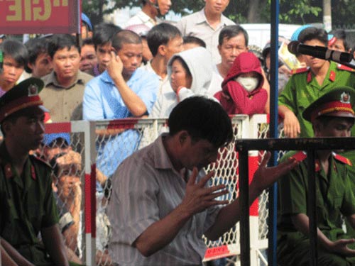 Bị cáo "tấu hài" trước vành móng ngựa - 4