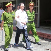 Pháp luật - Bị cáo "tấu hài" trước vành móng ngựa