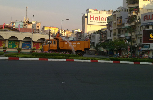 Hà Nội, TP.HCM lạ lẫm ngày đầu xuân - 7