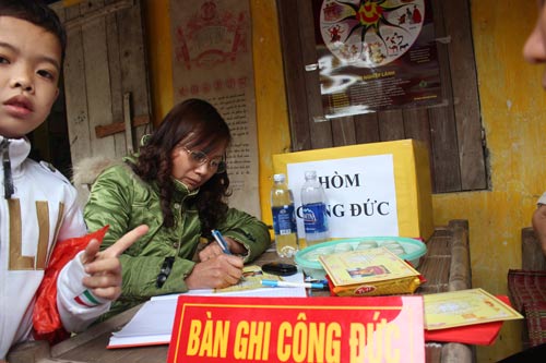 Chùm ảnh người dân đi lễ chùa đầu năm - 11