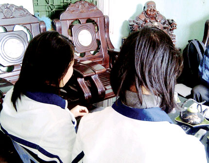 Vụ hai nữ sinh bị làm nhục: Vượt sóng gió thị phi - 2