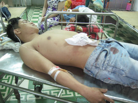 Bị đâm trọng thương vào mùng 1 Tết - 2