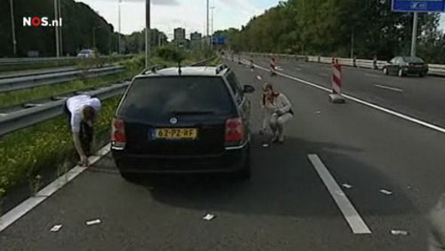 Những vụ náo loạn vì tiền rơi vãi - 3