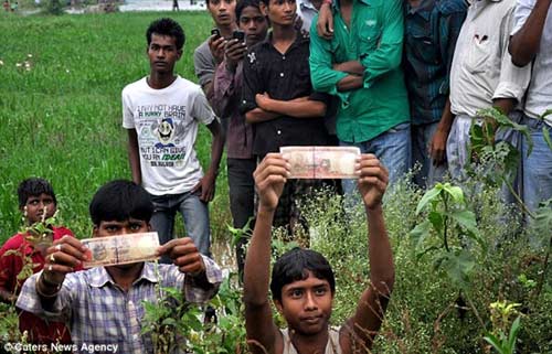 Những vụ náo loạn vì tiền rơi vãi - 7