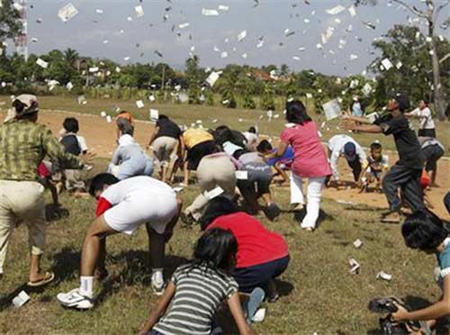 Những vụ náo loạn vì tiền rơi vãi - 3