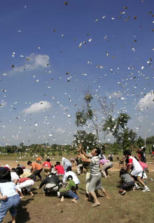 Những vụ náo loạn vì tiền rơi vãi - 2