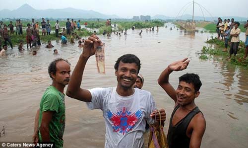 Những vụ náo loạn vì tiền rơi vãi - 4