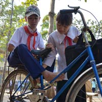 Giáo dục - du học - Chị và em học cùng một lớp