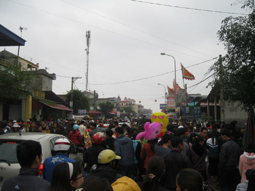 Hàng ngàn người đổ về phiên chợ cầu may - 1