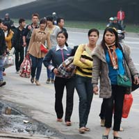 Tin tức trong ngày - Bến xe đông nghịt, xe buýt quá tải