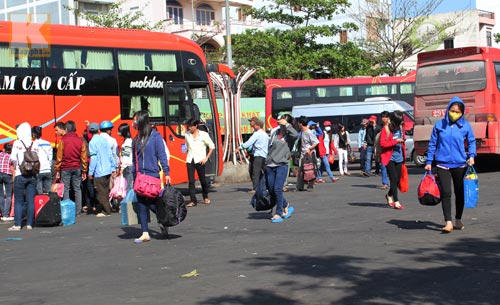 Bến xe đông nghịt, xe buýt quá tải - 2