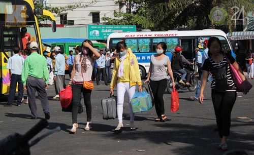 Bến xe đông nghịt, xe buýt quá tải - 6