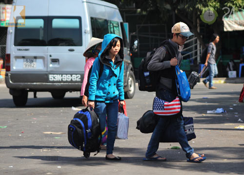 Bến xe đông nghịt, xe buýt quá tải - 4