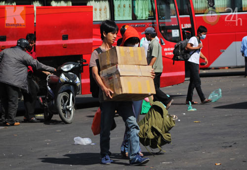 Bến xe đông nghịt, xe buýt quá tải - 7