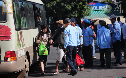 Bến xe đông nghịt, xe buýt quá tải - 8