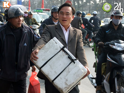 Bến xe đông nghịt, xe buýt quá tải - 9