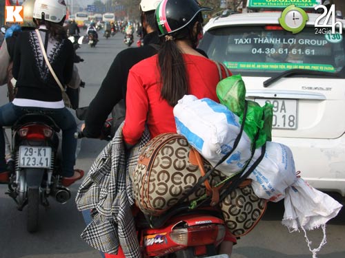 Bến xe đông nghịt, xe buýt quá tải - 12