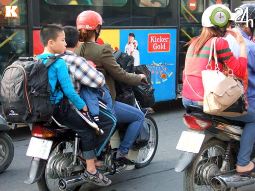 Bến xe đông nghịt, xe buýt quá tải - 13