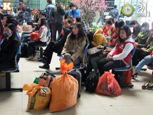 Bến xe đông nghịt, xe buýt quá tải - 3