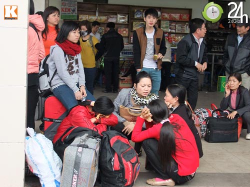 Bến xe đông nghịt, xe buýt quá tải - 6