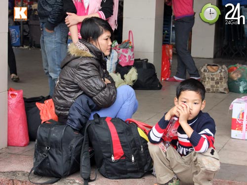 Bến xe đông nghịt, xe buýt quá tải - 7