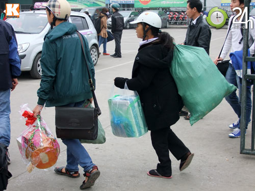 Bến xe đông nghịt, xe buýt quá tải - 10