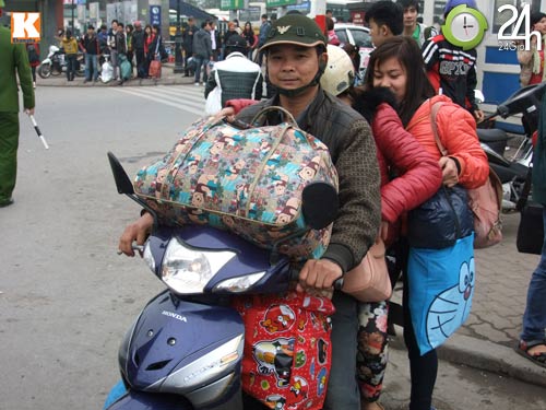 Bến xe đông nghịt, xe buýt quá tải - 11