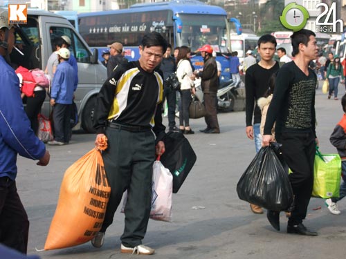 Bến xe đông nghịt, xe buýt quá tải - 8