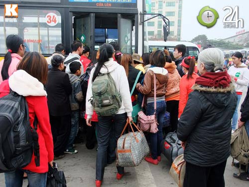 Bến xe đông nghịt, xe buýt quá tải - 2
