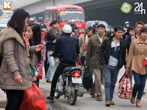 Bến xe đông nghịt, xe buýt quá tải - 15