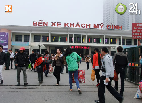 Bến xe đông nghịt, xe buýt quá tải - 1