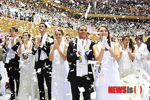 Hơn 3.500 cặp đôi cùng kết hôn - 3