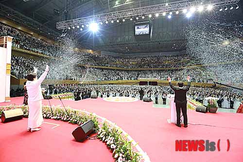 Hơn 3.500 cặp đôi cùng kết hôn - 7