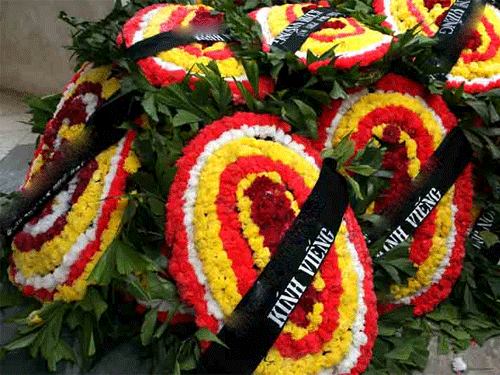 Người chết cần gì ngoài vòng hoa? - 1